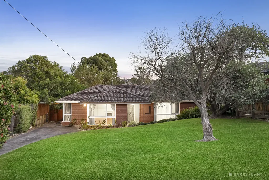 Bulleen 4房 宽敞地块 1159sqm GRZ1分区 发展潜力大 低维护花园 四卧主套独立卫浴 宽敞厨房 后院游乐空间 优越地段 便捷生活 Expansive 1,159sqm GRZ1 Zoned Family Home