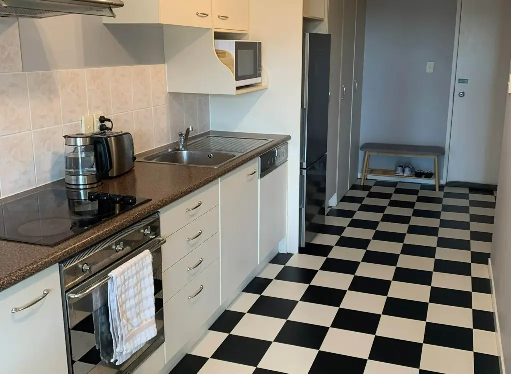 Contemporary unfurnished North facing apartment