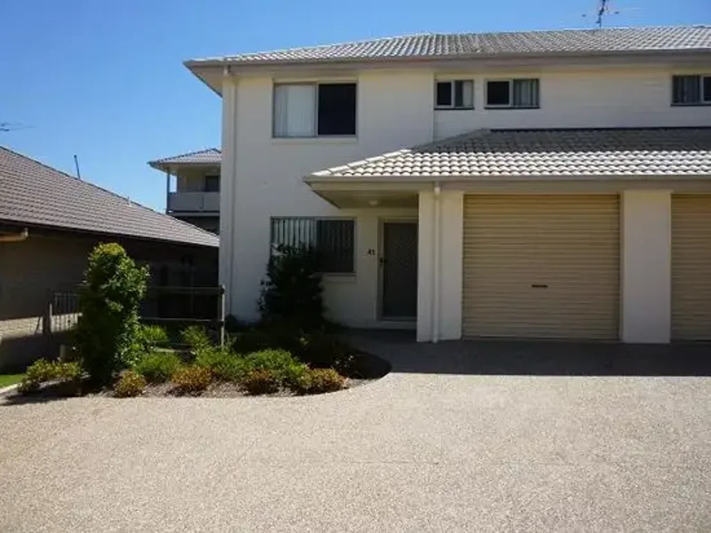 TWO AIR CON LUXURY 3BDM TOWN HOUSE FOR RENT WALK TO EVERYTHING