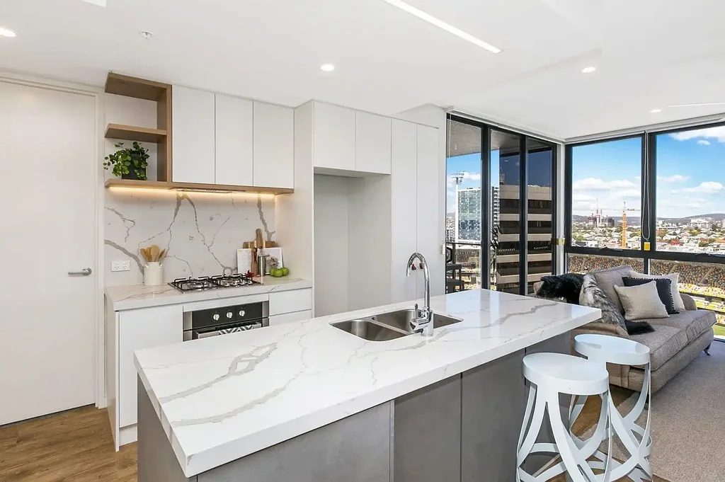 Level 12 Apartment with Iconic Gabba Views - Perfect for AFL & Cricket Fans!