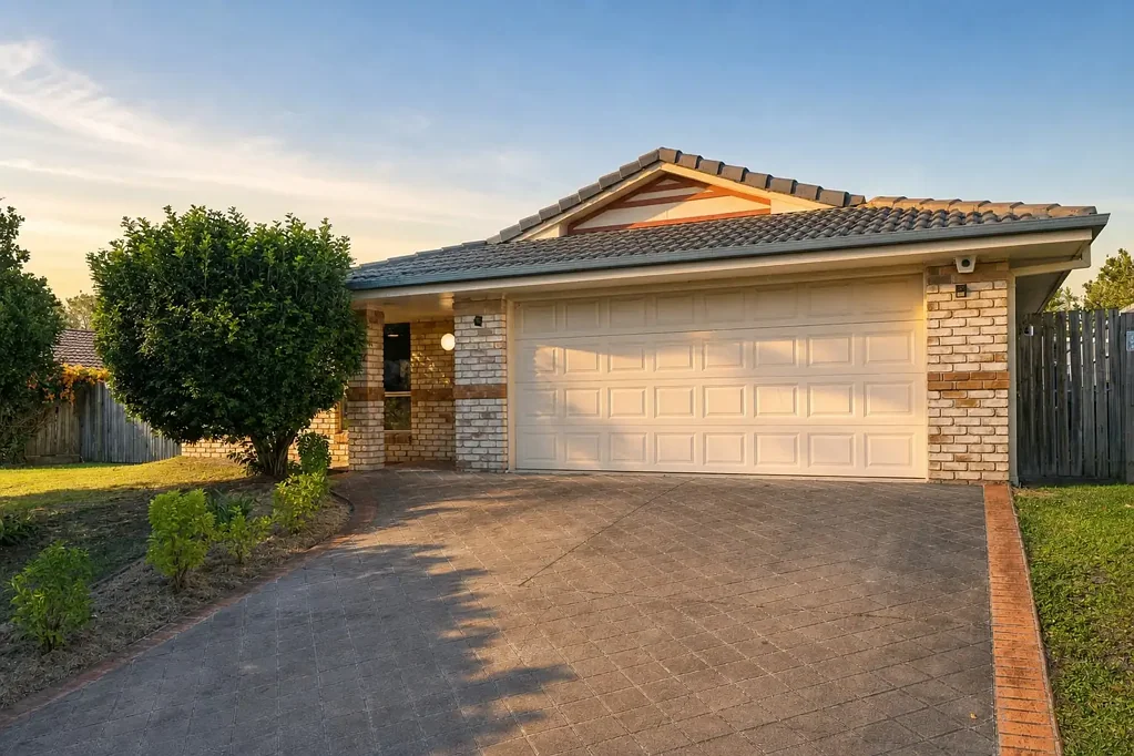 Parkinson 4غرفة نوم AUCTION IF NOT SOLD PRIOR - Spacious Family Living with an Enormous Entertaining Deck in the Calamvale College Catchment