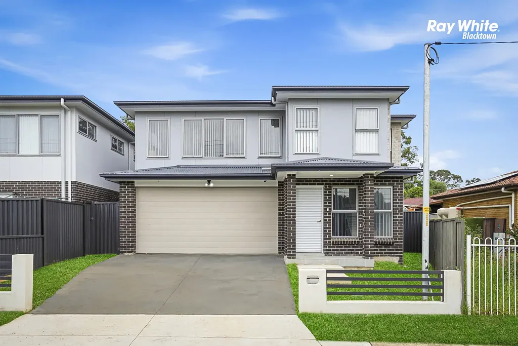 Quakers Hill 3房 全新建筑设计 双层宽敞空间 现代时尚美学 光线充沛开放式餐厨 岛台石英石台面 主卧套带独立浴缸 豪华后院安全宽敞 户外娱乐大露台 LIFE STYLE | LUXURY | QUALITY