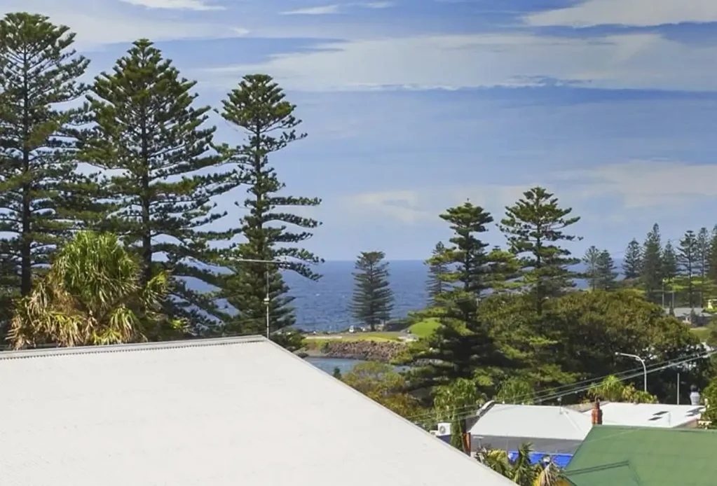 Kiama 2房  This is it - the No 1 Top Floor Modern and Affordable Apartment with Views in CENTRAL KIAMA.