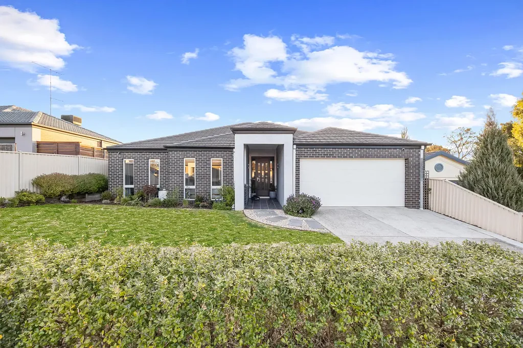 Canadian 3 Bedroom Exceptional Family Living in the Prestigious Canadian Lakes Estate