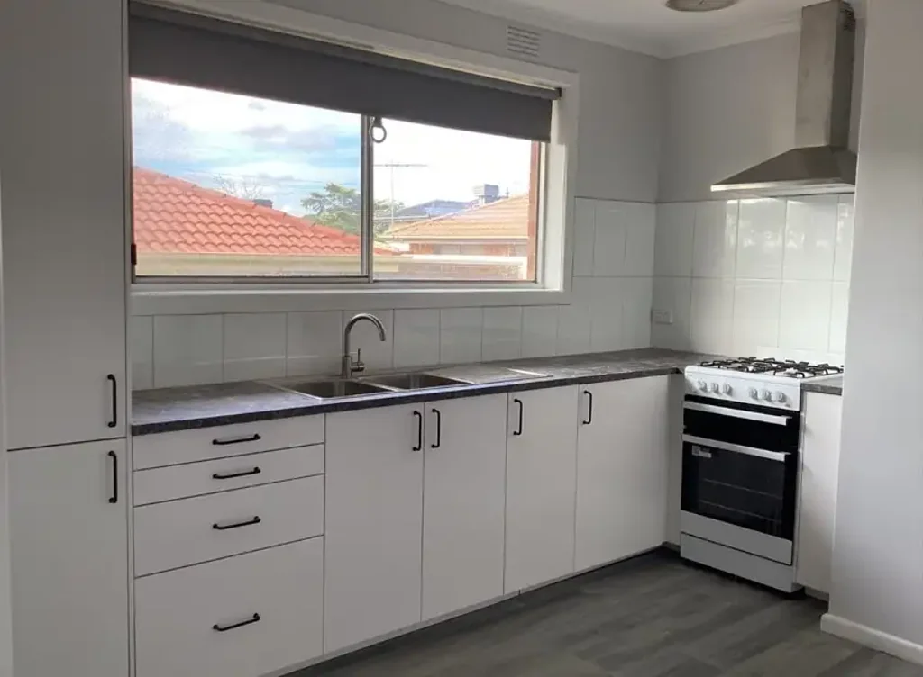 RENOVATED 2 BEDROOM UNIT- WALKING DISTANCE TO MONASH HOSPITAL AND SHOPS