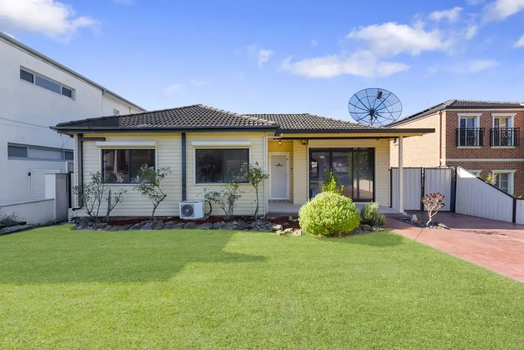Merrylands 3房 宽敞619.7sqm地块 新粉刷clad住宅 多个生活区 地下盐水泳池 Lock-up garage近学校商店交通 FAMILY HOME WITH POOL ON 619.7SQM - OPEN TO VIEW SAT 16/05/2026 @ 10-10.30AM