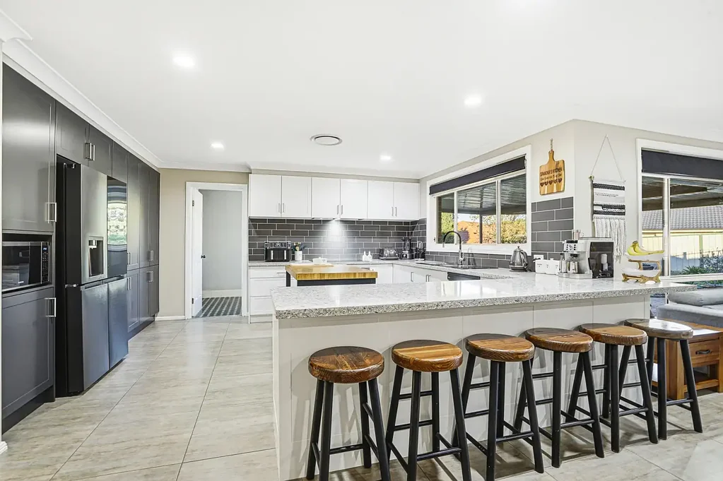 Glenmore Park 4房 宽敞847m²地块 精美翻新4卧 全新厨房卫浴 私人泳池 3卫太阳能 便捷停车 Family Home on a Spacious 847m2 Block