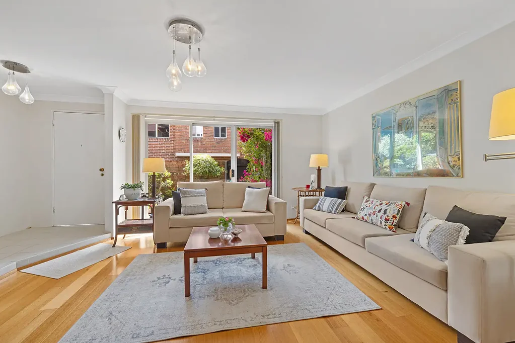 Neutral Bay 3房 Neutral Bay精品联排 三卧带套间 全木地板 私人庭院 双车库 近商圈 Tranquil 3 Bedroom Full Brick Townhouse Conveniently Located in the Heart of Neutral Bay