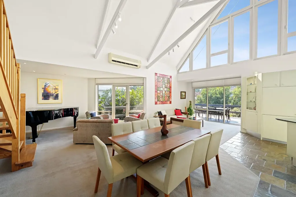 Marsfield 4chambre Architectural extension completes this spacious family home