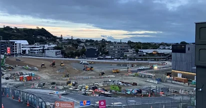 黄金地段的全新地铁站，周边却一片荒地？奥克兰市长怒批开发滞后