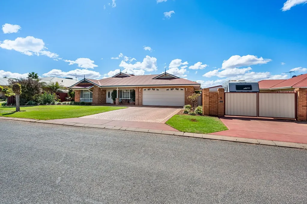 Somerville 4ห้องนอน Immaculate Family Home with Powered Shed & Alfresco Living