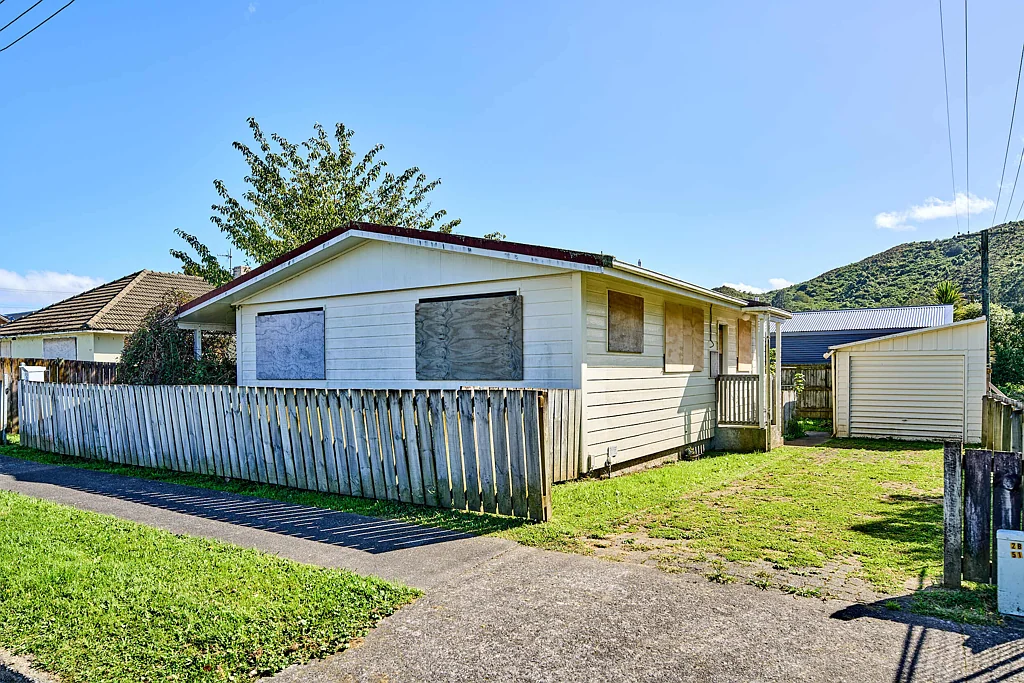 Naenae 2Habitaciones Under offer - Serious project with real upside