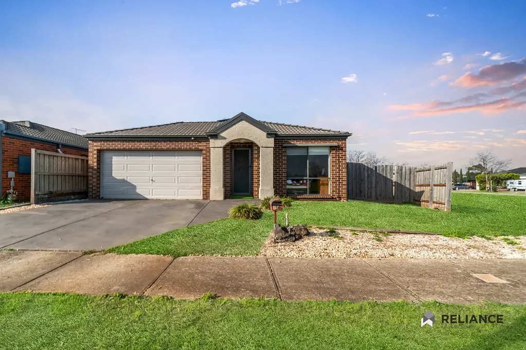 Harkness 3 Bedroom A beautiful house in front of the park & with a massive backyard!