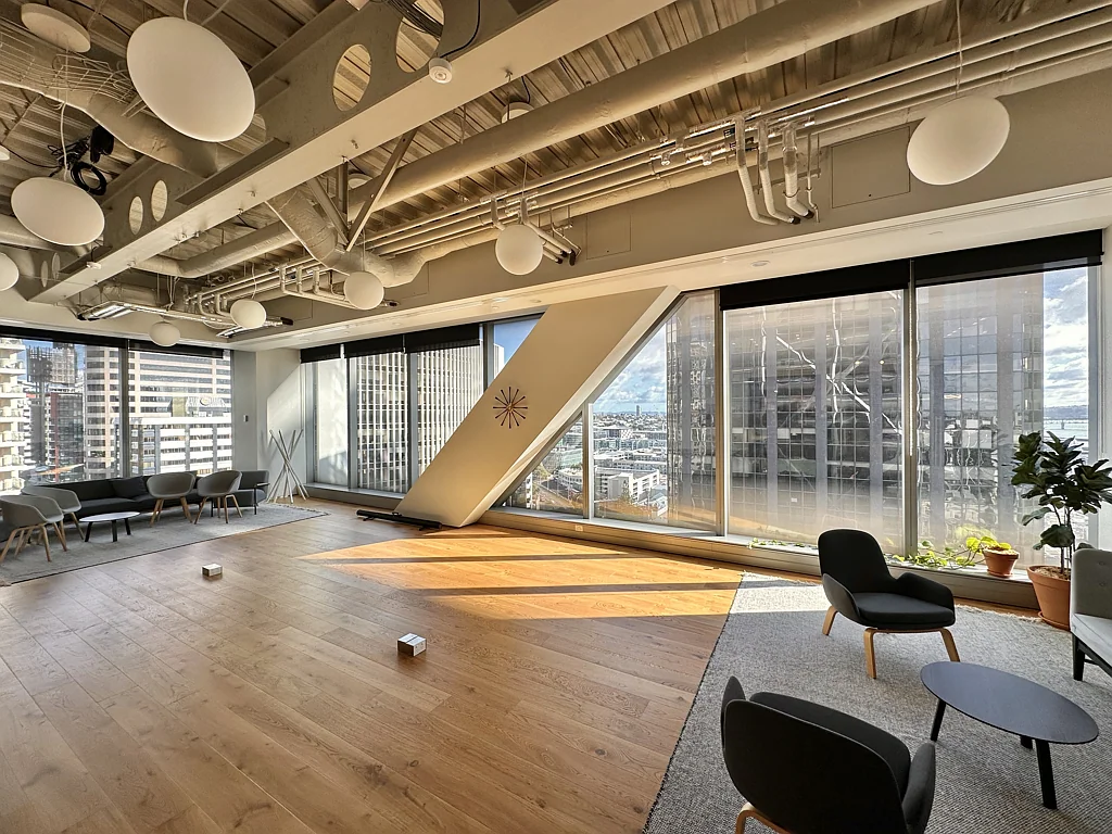 Auckland Central Spacious suite in Commercial Bay