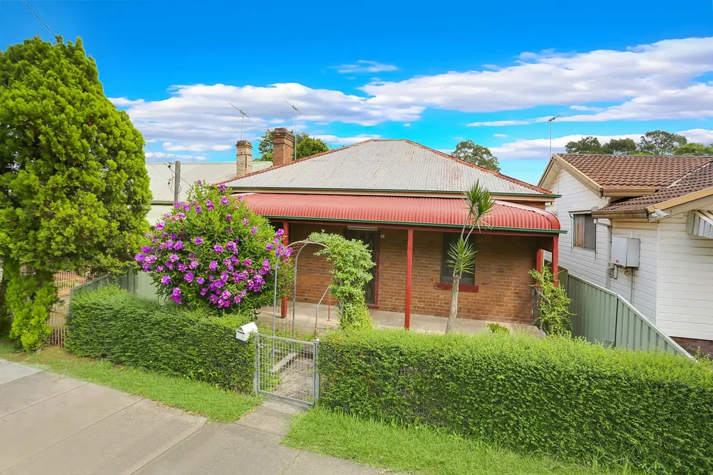 Granville 3房 Harris Park近站 3米高顶 气灶厨房 多功能房 双街面 303.5㎡地 Charming Federation Era Cottage with Dual Street Frontage in a Prime Location