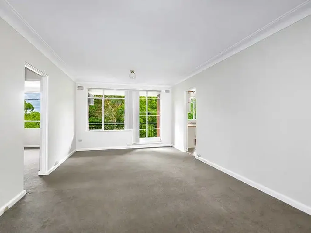 Bright Top Floor Apartment Overlooking Parkland