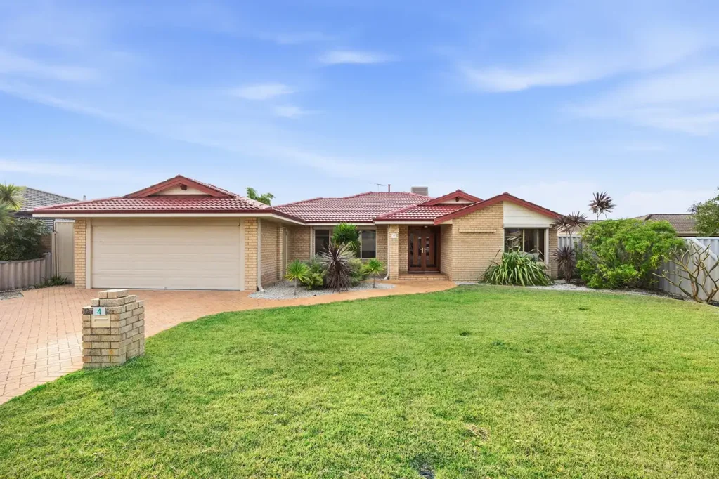 Waikiki 4침실 Why: Offering laid back family convenience, this spacious property offers a central coastal setting with an added workshop for appeal