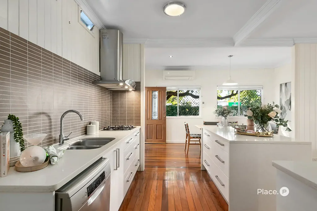 Graceville 3房 Graceville低层住宅 610sqm宽敞地块 350米火车站 抛光木地板 高天花板 现代厨房Bosch电器 两卫浴 多功能空间 成熟花园安全围栏 学区房便利生活 Low-Set Post War Charm And Convenience In Sought-After Graceville