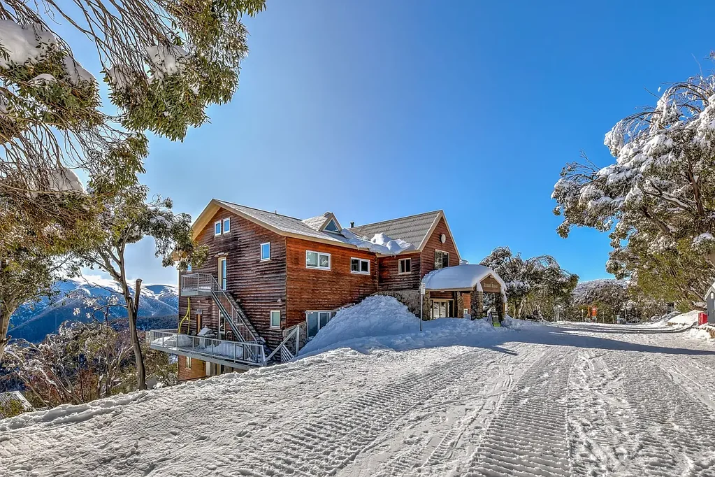 Falls Creek King-Bed Mezzanine Suite at Summit Ridge Alpine Lodge