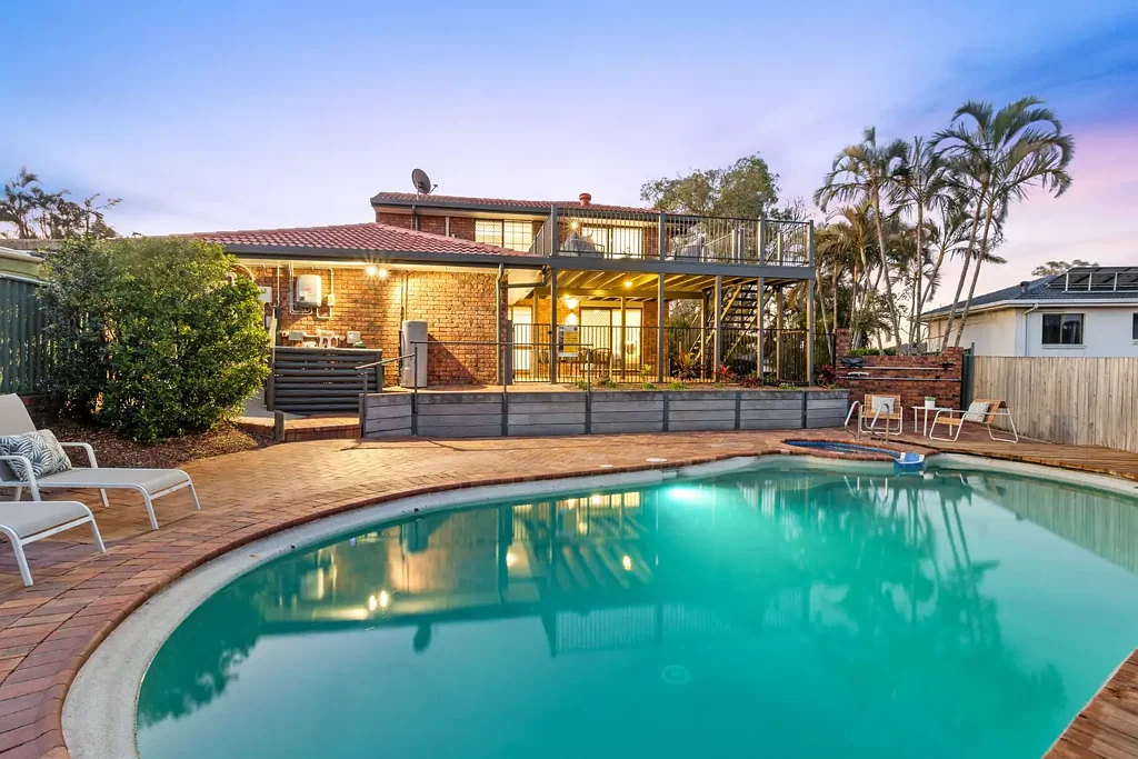 Mcdowall 4房  Estate auction: Large family property with separate studio