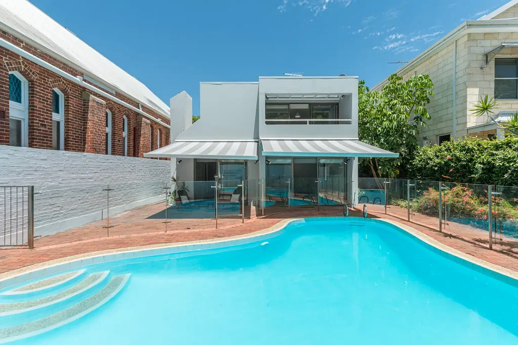 4 BEDROOM, 2 BATHROOM FAMILY HOME WITH LARGE POOL.