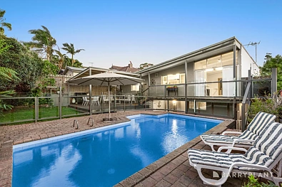 Beaumaris 4कमरा Distinctive Multi-Level Family Living with Poolside Entertaining