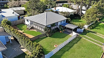 Mount Lofty 2房 教堂网球场对面 400平米宅地 1910年特色小屋 两卧木地板 开放式起居 厨房洗碗机 浴缸独立淋浴 环绕阳台未来潜力 独立洗衣房 单车位车棚 黄金Mount Lofty位置 Character Cottage in Prime Mount Lofty Location
