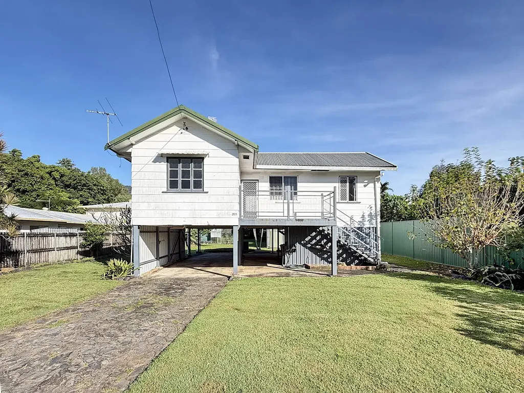 Spacious Queenslander on a Large Fully Fenced Block