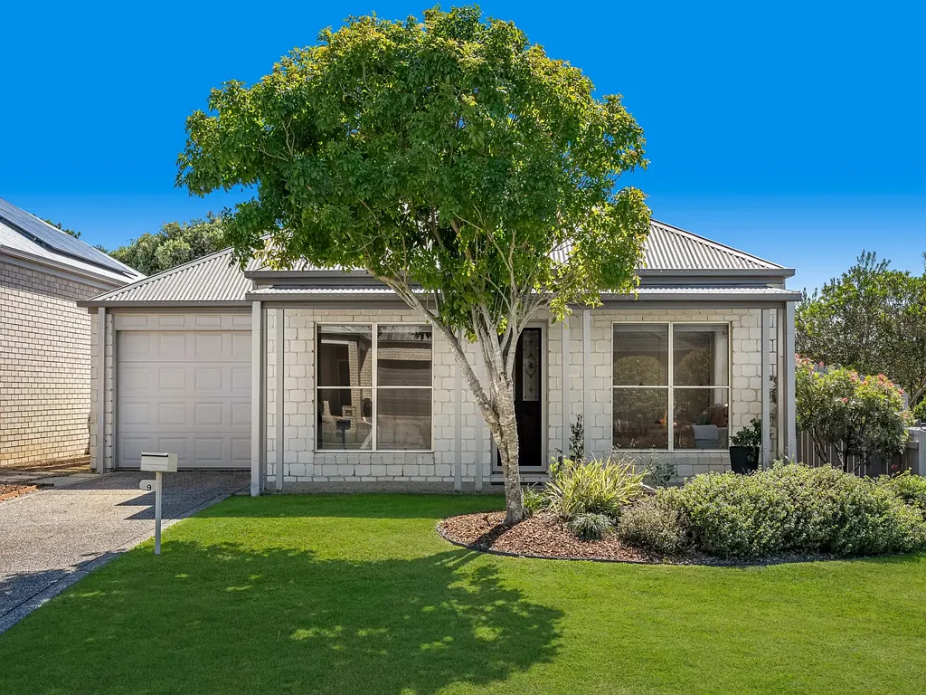 North Lakes 3 Bedroom Cute as a button!