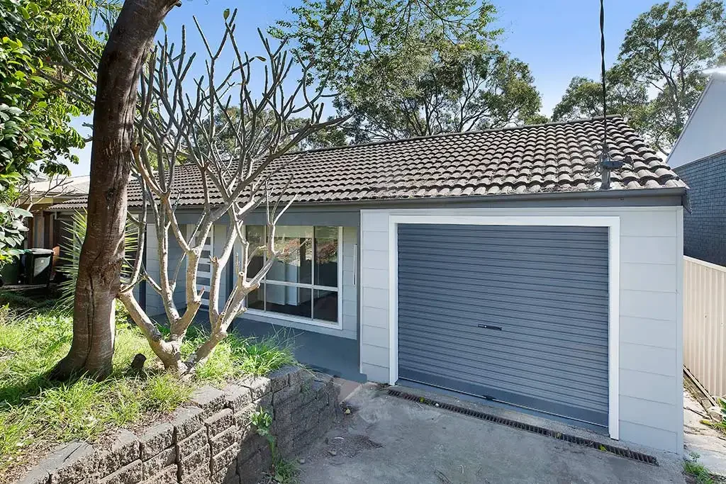 RENOVATED DELIGHT - SPACIOUS FAMILY HOME IN PRIME LAKESIDE LOCATION