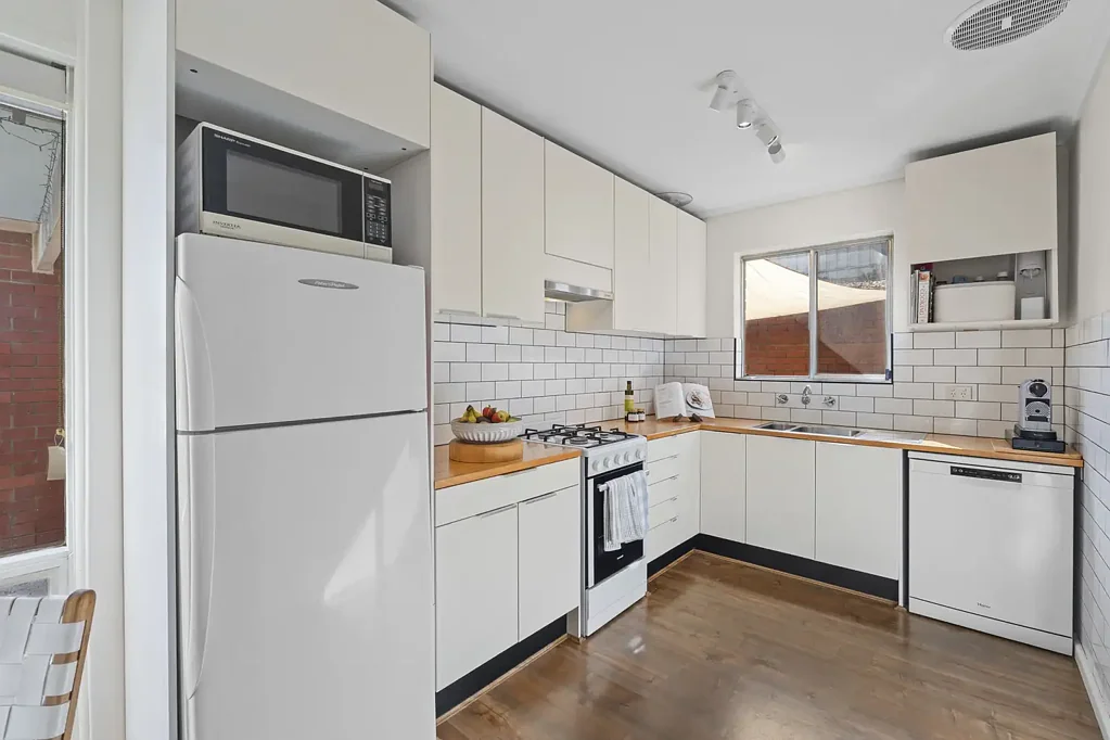 Fulham Gardens 2Zimmer Great size land, tucked away and quiet!