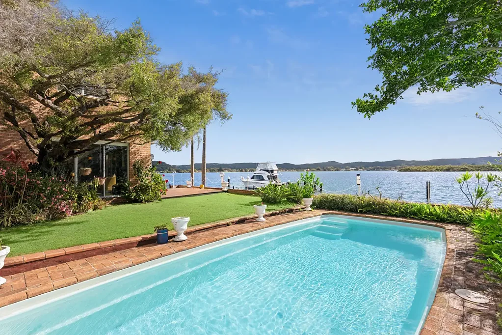 St Huberts Island 4Zimmer Full-Width Outside Waterfront with Jetty, Plus Four Car Garage