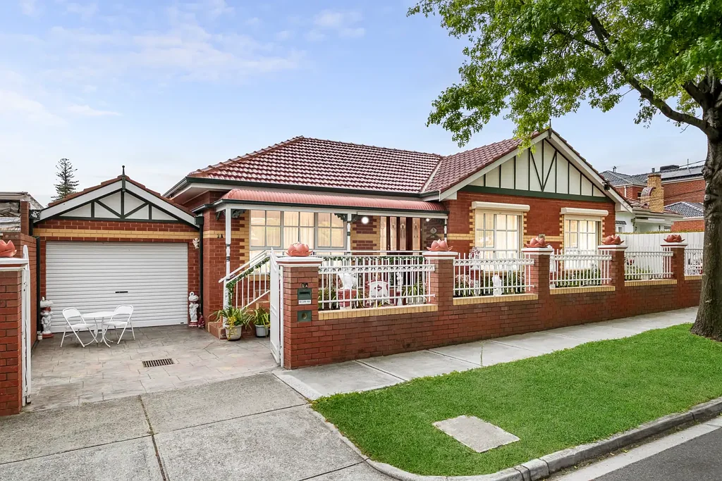 Mckinnon 3房 独立产权临街面 私人车道 McKinnon优越地 近名校 温馨单层三卧 主卧套间水疗 家庭浴室 多功能生活区 开放式餐客 家庭办公室 木质橱柜 户外露台 独立工作室 双重居住潜力 精致砖砌栅栏 低维护住宅 便利生活配套 Timeless Charm in the Heart of McKinnon - Zoned for McKinnon Secondary College