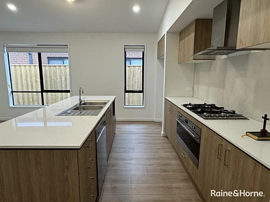 94 Dutchelm Avenue, Werribee, VIC 3030, 4房, 2浴, House