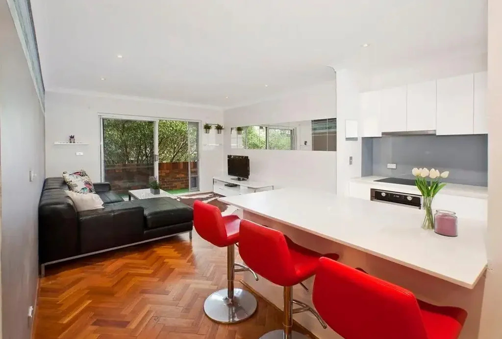 Large One-Bedroom Apartment With Tennis Court, Swimming Pool & Sauna in the Building!