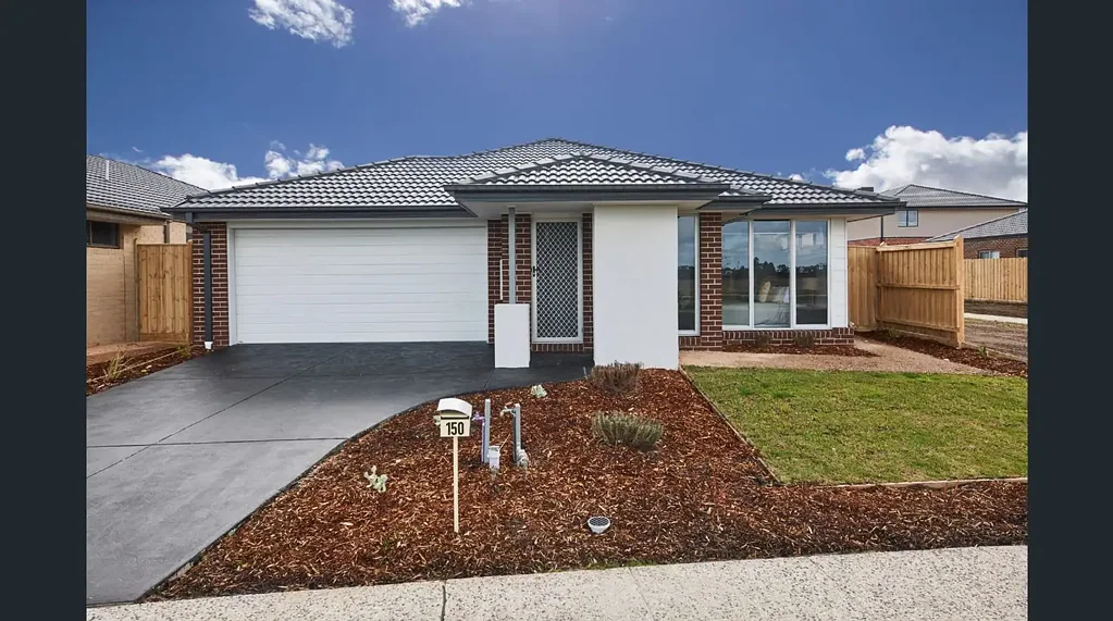 Stunning 4-Bedroom Retreat in Lakeland Estate, Pakenham