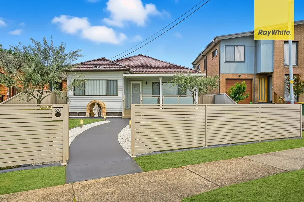 Merrylands West 3ਬੈੱਡਰੂਮ Immaculate Family Home on Double Lot with R3 Zoning & Dual Street Frontage