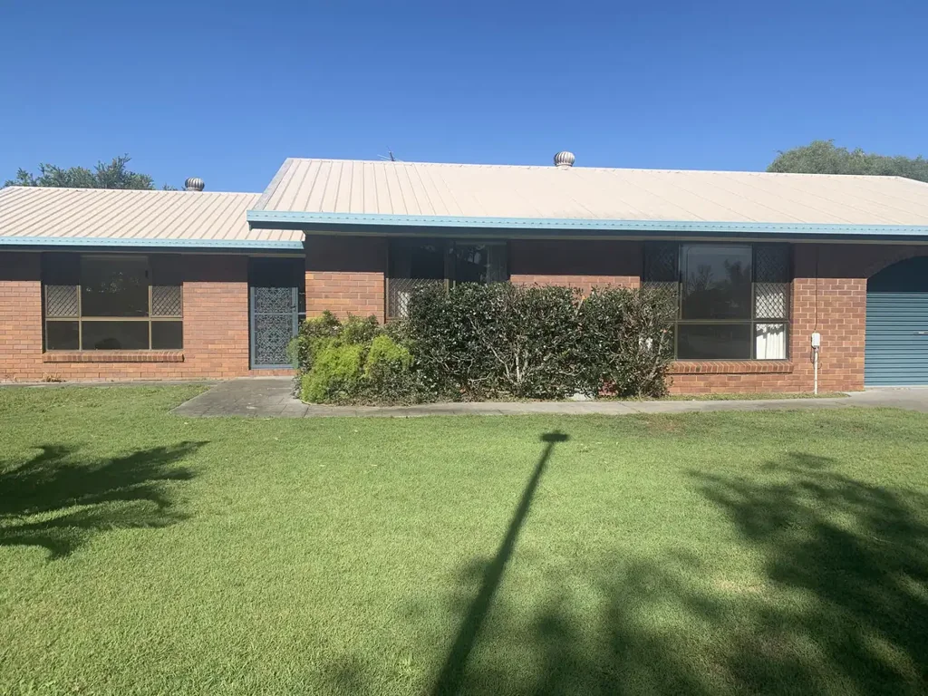 LOWSET BRICK HOME IN GREAT BRACKEN RIDGE LOCATION!!!