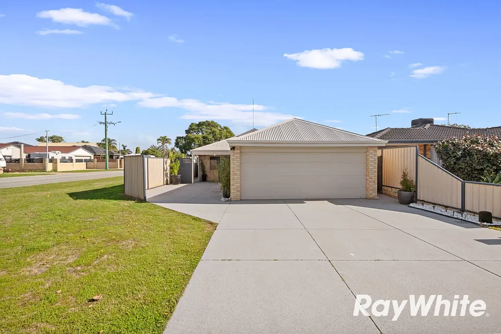 South Yunderup 3房  The Perfect Catch: Comfort, Security, and Waterside Living