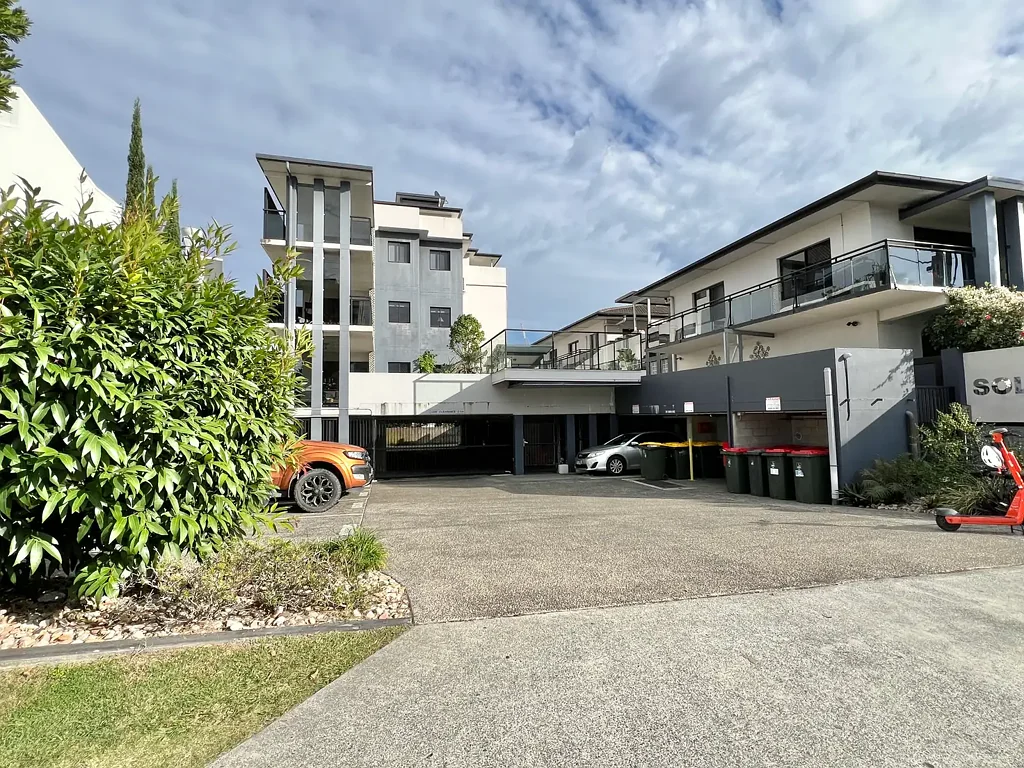 East Brisbane 1房 地理位置优越 安全便利停车位 宽敞阳台厨房 室内镜面衣柜 淋浴间独立洗衣槽 游泳池便捷交通 购物餐饮选择丰富 步行至学校体育场 河边步道生活活力。 Located in a Boutique Complex - Ready to Move in at Settlement