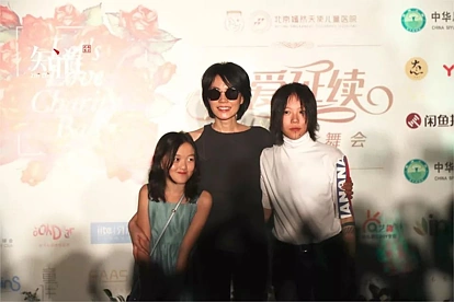 李嫣拍杂志，星二代们被“强推”：是子承父业，还是阶层固化？