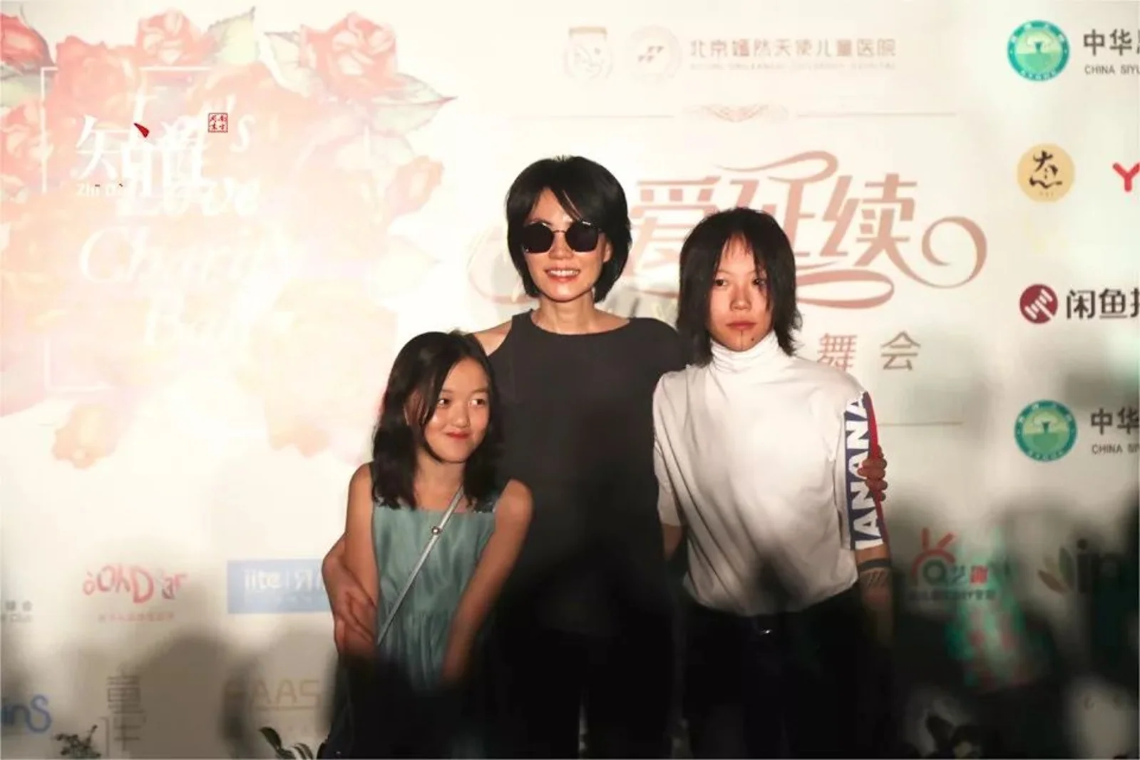 李嫣拍杂志,星二代们被“强推”:是子承父业,还是阶层固化?
