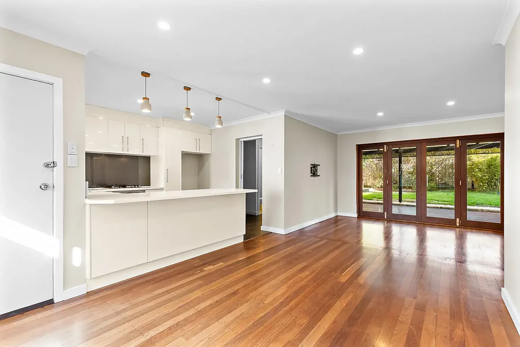 Coolbellup 3Moenga Character, Comfort & an Entertainer's Backyard!