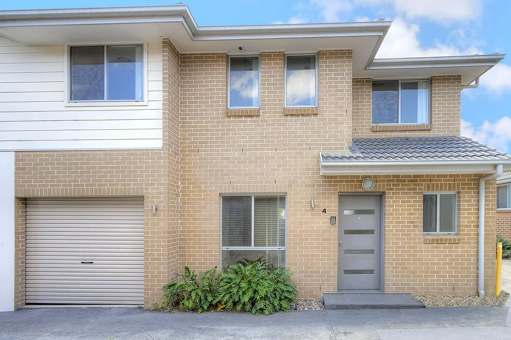 3 Bedrooms! 2 Bathrooms! Walk to Station