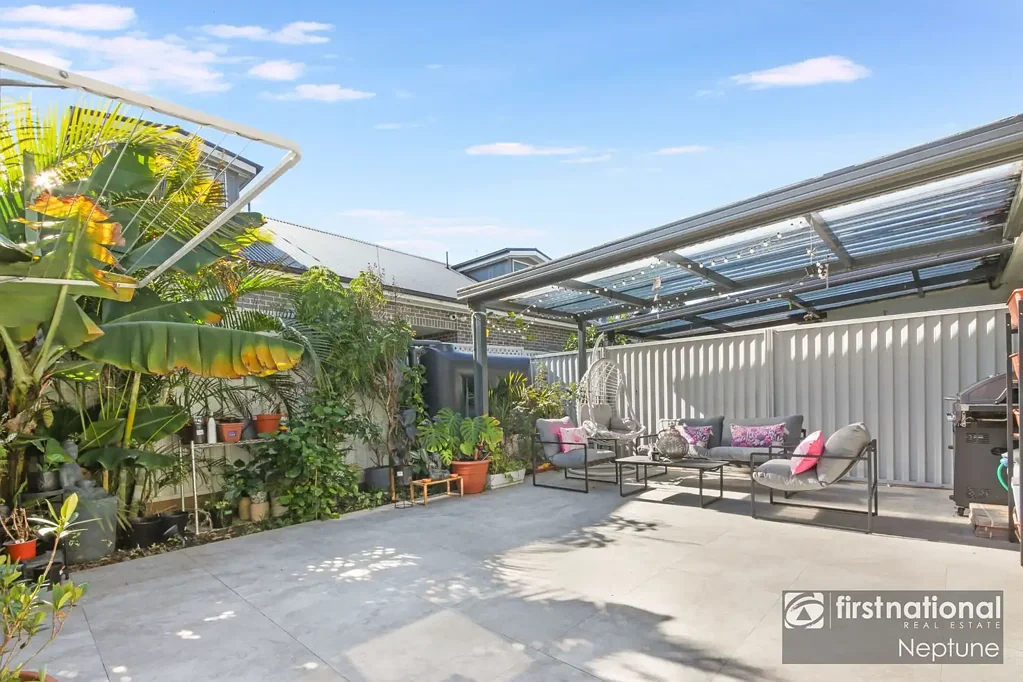 Girraween 3房 近乎全新现代联排别墅，物业管理费低！ Near-New Modern Townhouse with Low Strata!
