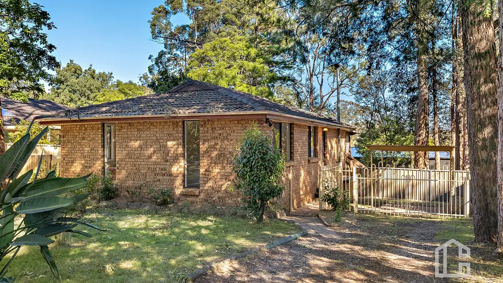Blaxland 3房 步行可达商店学校 交通便捷 低维护砖瓦小屋 宽敞厨房 主卧带阳台 山景视野 充足停车 Entry Level Opportunity with Room to Add Value - R2 zoned