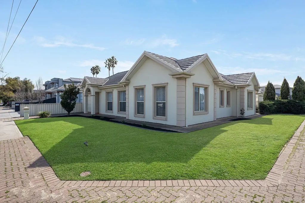 Henley Beach 3 Bedroom Freestanding Courtyard Home in a Highly Desirable Seaside Setting!