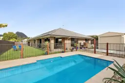 7 Sairs Street, Glass House Mountains