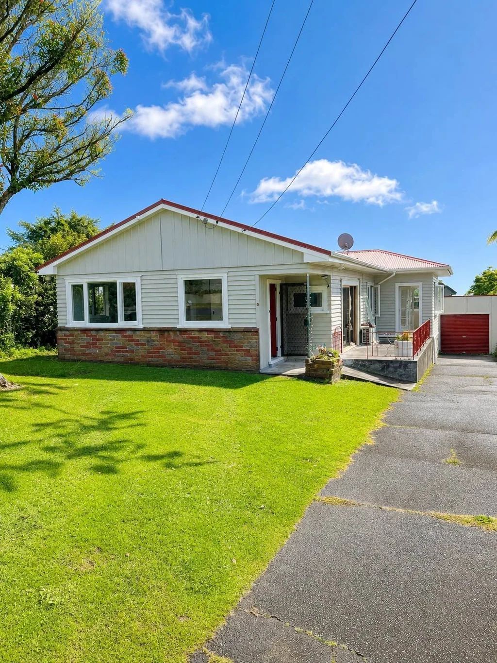 Value In Macleans College Zone -Lawns and gard...