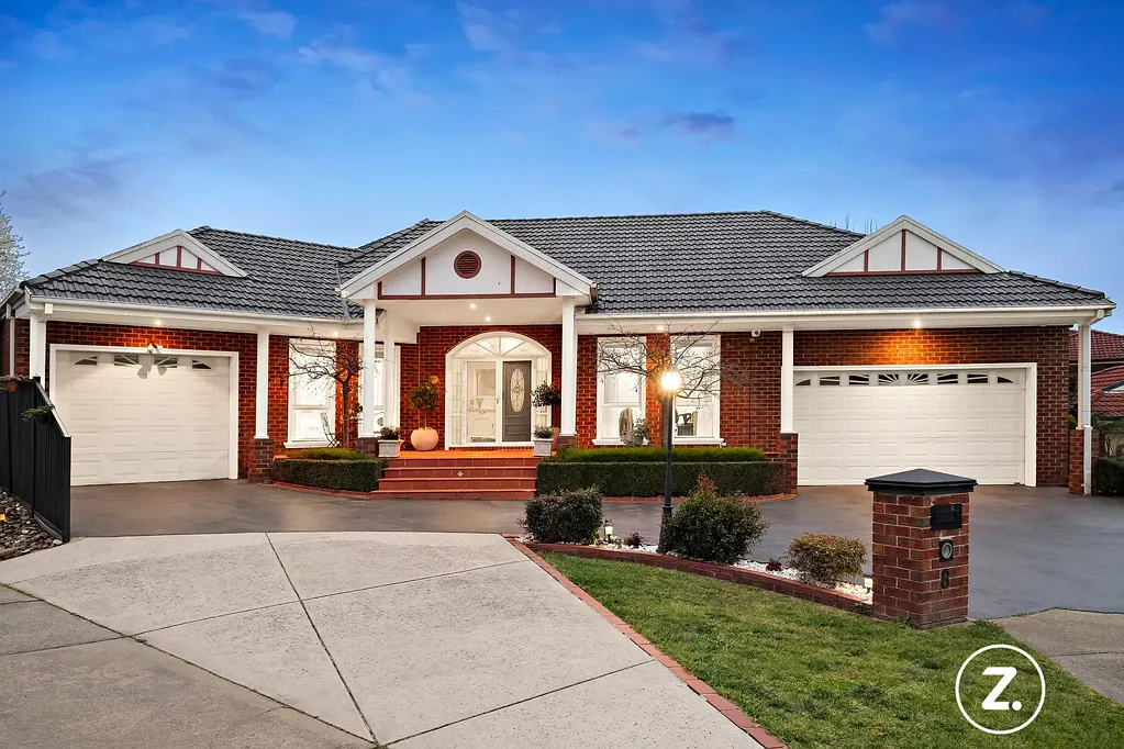 Narre Warren South 7房 Berwick Springs宁静居所 916㎡阔地 七卧四区 全新地毯 现代厨房 石材台面 双浴焕新 太阳能板 三车位车库 湖景步道 近优校 Freshly Renovated Family Stunner in Prestigious Berwick Springs!